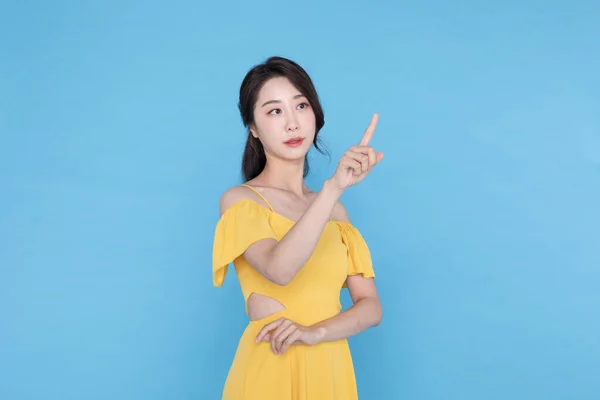 Έννοια Εκδήλωση Ψώνια Όμορφη Κορεατική Ασιατική Γυναίκα Δείχνοντας Δάχτυλο — Φωτογραφία Αρχείου
