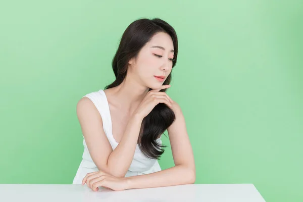 Güzellik Konsepti Güzel Koreli Asyalı Kadın Çenesini Dinlendiriyor — Stok fotoğraf