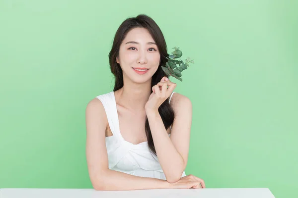 Concetto Bellezza Bella Donna Asiatica Coreana Con Foglia Verde — Foto Stock