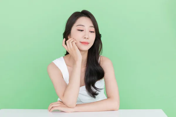 Schoonheid Concept Mooi Koreaans Aziatisch Vrouw Rusten Kin Hand — Stockfoto