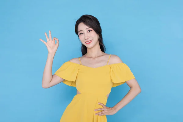 Shopping Event Concept Smiling Beautiful Korean Asian Woman Sign Hand — Stock Photo, Image