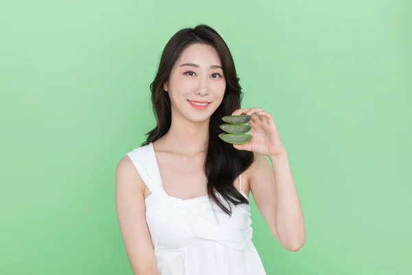 Cilt Güzelliği Konsepti Güzel Bir Koreli Kadın Aloe Tutuyor — Stok fotoğraf