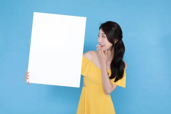 テキスト 広告やスローガンのための空のコピースペースと 空白の看板を持つ美しい韓国のアジアモデル — ストック写真