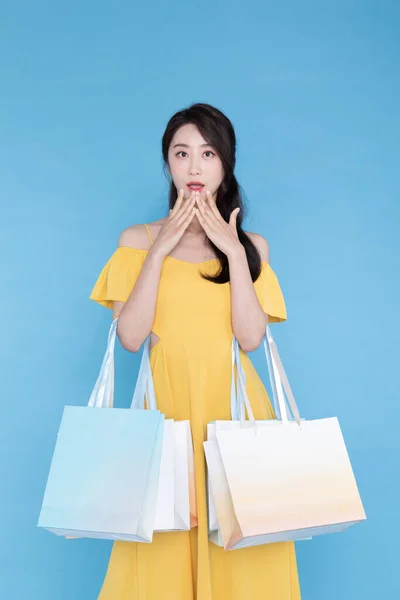 ショッピングイベントのコンセプトショッピングバッグを持つ美しい韓国系アジア人女性 — ストック写真
