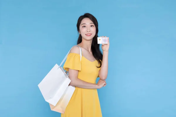 ショッピングイベントのコンセプト ショッピングバッグとクレジットカードを持つ美しい韓国のアジアの女性 — ストック写真