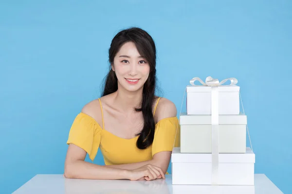 Alışveriş Konsepti Koreli Güzel Bir Kadının Hediye Kutusu Göstermesi — Stok fotoğraf