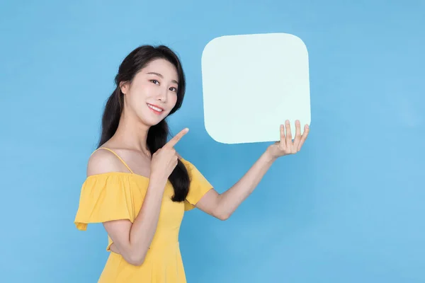 Boş Tabelası Olan Güzel Bir Koreli Model Metin Reklam Slogan — Stok fotoğraf