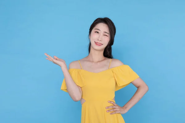 购物事件的概念 用手势微笑美丽的韩国亚洲女人 摆姿势介绍一些东西 — 图库照片