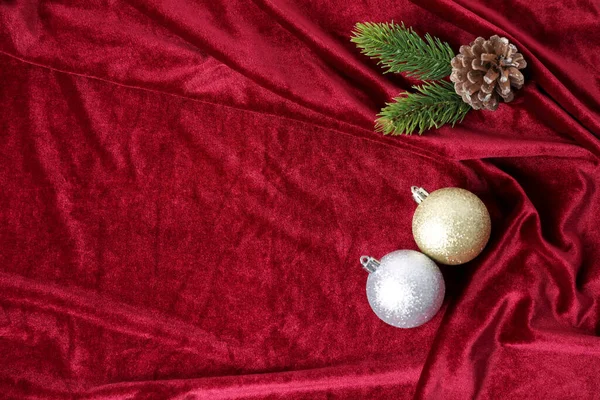 Weihnachtsschmuck Auf Rotem Samt Hintergrund — Stockfoto