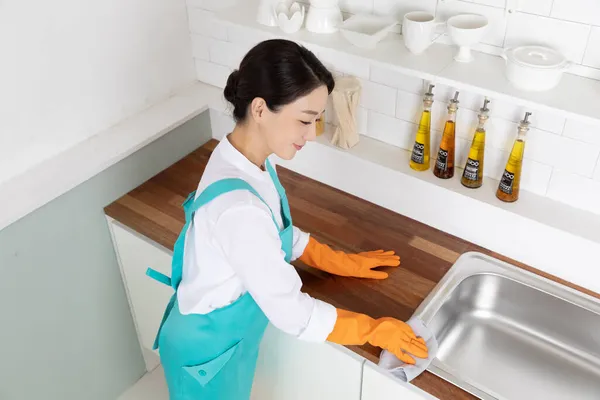 Aziatische Vrouw Het Dragen Van Witte Shirt Schort Professionele Huis — Stockfoto