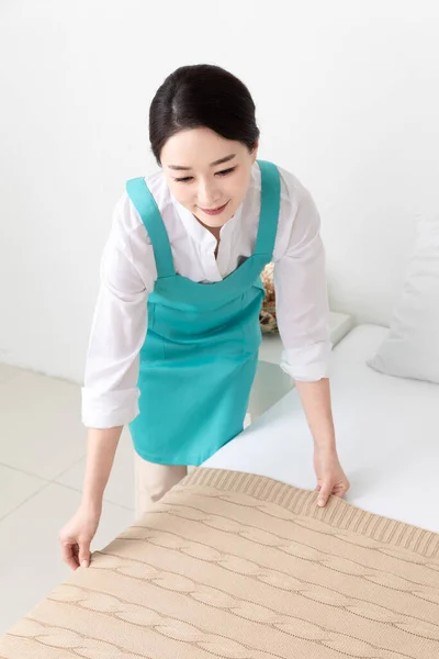 Азиатка Белой Рубашке Фартуке Профессиональная Уборка Дома — стоковое фото