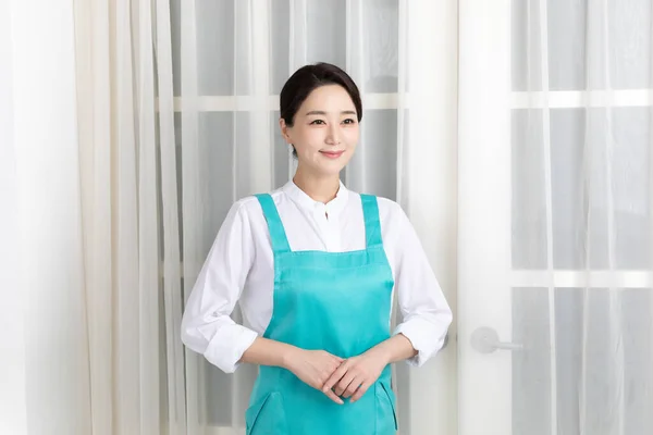셔츠와 앞치마를 전문적 집안일을 아시아 — 스톡 사진