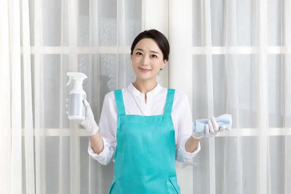 Asian Woman Wearing White Shirt Apron Professional Home Cleaning Service — Stock Photo, Image