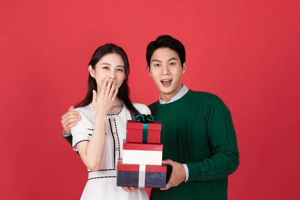 冬季时尚的亚裔韩国夫妇 圣诞购物活动的概念 — 图库照片