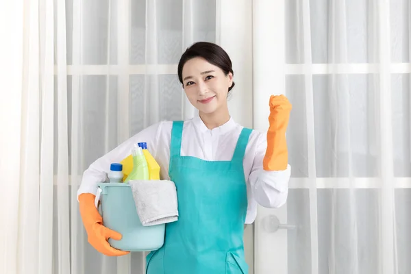 Mulher Asiática Vestindo Camisa Branca Avental Profissional Limpeza Doméstica Serviço — Fotografia de Stock