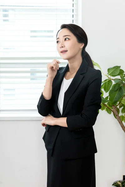 Siyah Takım Elbiseli Asyalı Kadın Hastane Koordinatörlüğüne Uygun Şık Kıyafeti — Stok fotoğraf