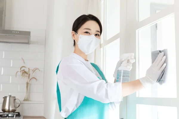 Aziatische Vrouw Het Dragen Van Witte Shirt Schort Professionele Huis — Stockfoto