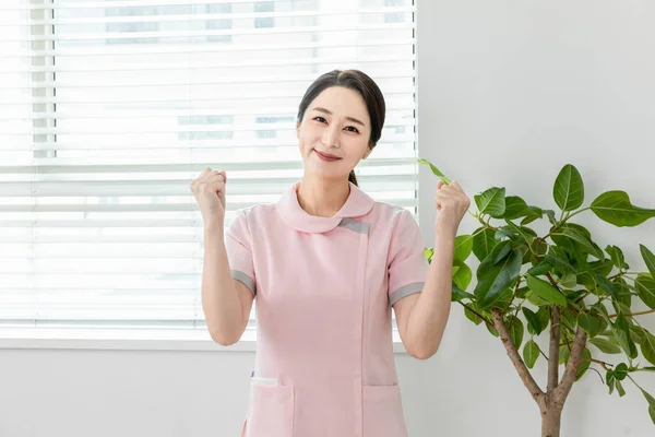 Жінка Азії Формі Медсестри Таблицею Лікарні — стокове фото