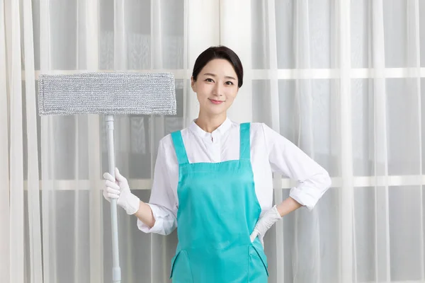 Азійка Одягнена Білу Сорочку Фартух Офісна Робота Прибирання — стокове фото