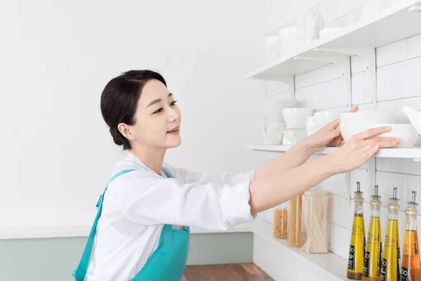 Mulher Asiática Vestindo Camisa Branca Avental Profissional Limpeza Doméstica Serviço — Fotografia de Stock
