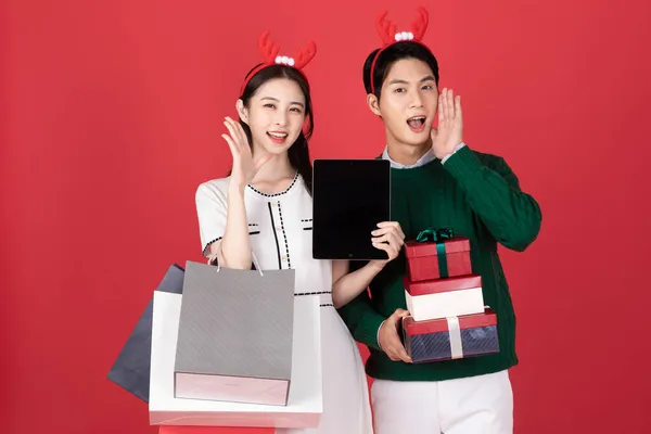 冬季时尚的亚裔韩国夫妇 圣诞购物活动的概念 — 图库照片