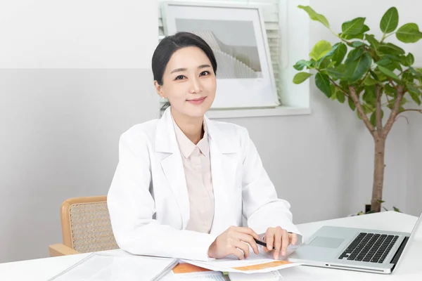 アジア系韓国人女性精神科医 — ストック写真