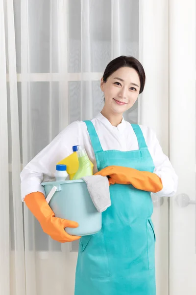 Donna Asiatica Con Camicia Bianca Grembiule Lavoro Professionale Pulizia Domestica — Foto Stock