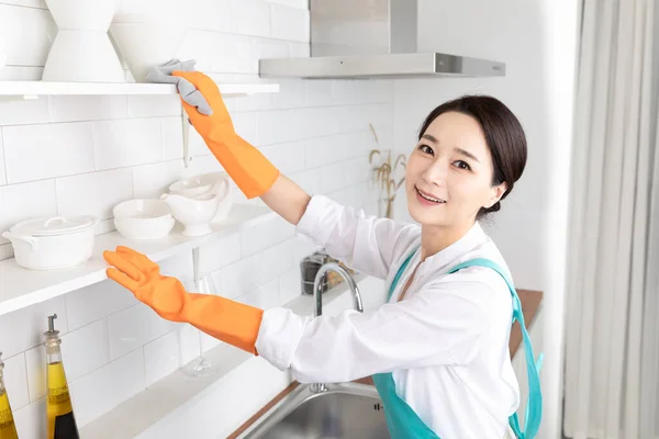 Asian Woman Wearing White Shirt Apron Professional Home Cleaning Service — Stock Photo, Image