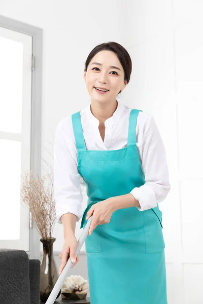 身穿白衬衫和围裙的亚洲妇女 从事专业的家庭清洁服务工作 — 图库照片