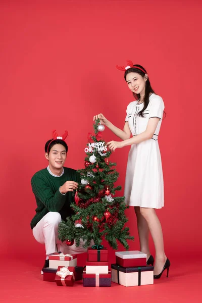 Asiatico Coreano Coppia Inverno Moda Con Rudolph Hairband Natale Shopping — Foto Stock