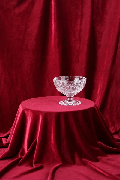 テーブルの上のゴブレットグラス赤いベルベットの背景 — ストック写真