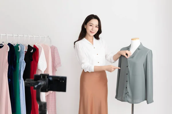 Asyalı Koreli Kadın Alışveriş Sunucusu Canlı Ticaret Fuarı Konsepti — Stok fotoğraf