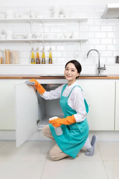 Mujer Asiática Con Camisa Blanca Delantal Trabajo Servicio Limpieza Hogar —  Fotos de Stock