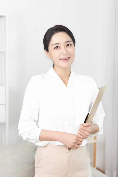 アジア系韓国人女性精神科医 — ストック写真