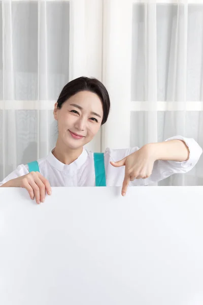 Asian Woman Wearing White Shirt Apron Professional Home Cleaning Service — Stock Photo, Image