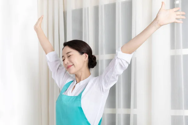 Aziatische Vrouw Het Dragen Van Witte Shirt Schort Professionele Huis — Stockfoto