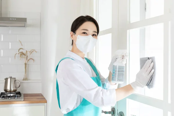 Asian Woman Wearing White Shirt Apron Professional Home Cleaning Service — Stock Photo, Image