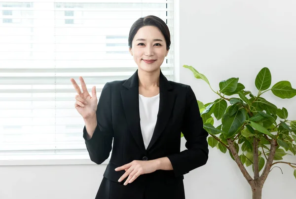 Asiatisk Kvinna Svart Kostym Smart Affärsklädsel Lämplig För Sjukhuskoordinator Rådgivarjobb — Stockfoto