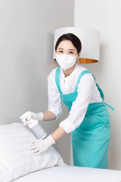 Femme Asiatique Portant Une Chemise Tablier Blancs Travail Professionnel Nettoyage — Photo