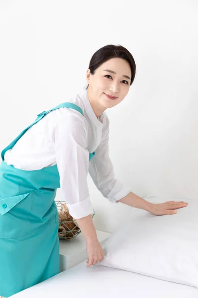 Азійка Одягнена Білу Сорочку Фартух Офісна Робота Прибирання — стокове фото