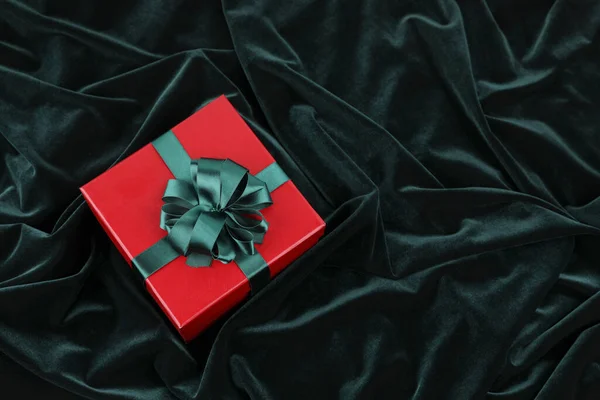 Boîte Cadeau Rouge Fond Tissu Vert Foncé Concept Noël — Photo