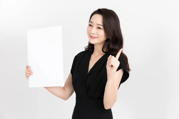 亚裔韩国妇女购物主机 现场商业销售展示概念 — 图库照片