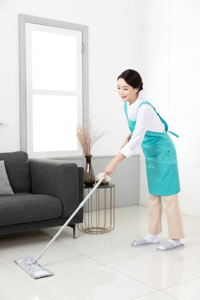 Asijské Žena Nosí Bílou Košili Zástěru Profesionální Domácí Úklid Práce — Stock fotografie