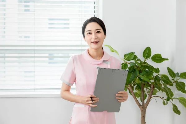 Asiatique Femme Infirmière Uniforme Avec Graphique Hôpital — Photo