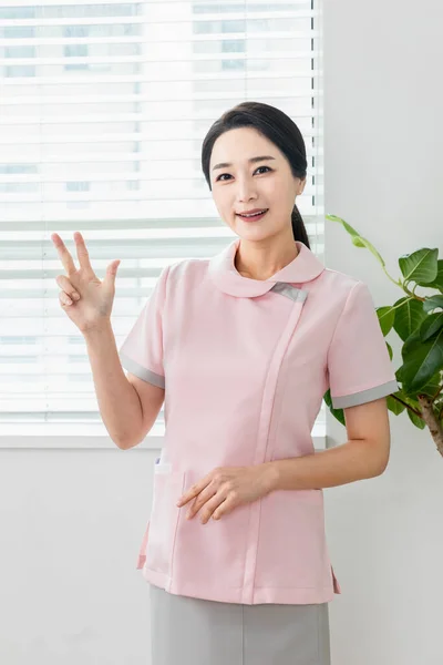 Азиатка Форме Медсестры Картой Больнице — стоковое фото