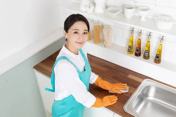 Mulher Asiática Vestindo Camisa Branca Avental Profissional Limpeza Doméstica Serviço — Fotografia de Stock
