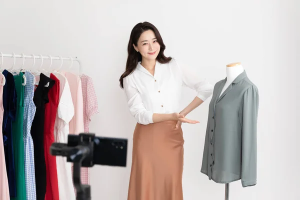 Azji Koreański Kobieta Zakupy Gospodarz Handel Żywo Wyprzedaż Show Koncepcja — Zdjęcie stockowe