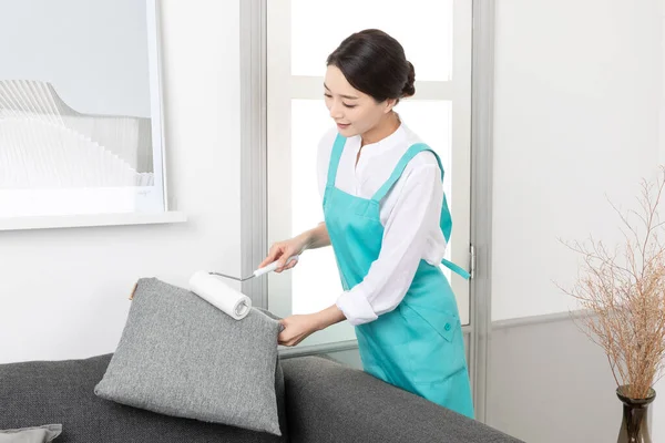 Donna Asiatica Con Camicia Bianca Grembiule Lavoro Professionale Pulizia Domestica — Foto Stock