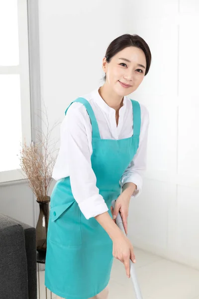 Beyaz Gömlek Önlük Giyen Asyalı Kadın Profesyonel Temizliği Işi — Stok fotoğraf