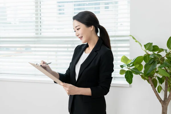 Aziatische Vrouw Het Dragen Van Zwart Pak Smart Business Kleding — Stockfoto